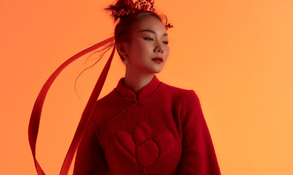 bat-chap-troi-lanh-các-hoa-hau-mac-vay-lua-catwalk-than-thai-2