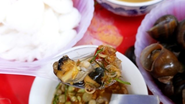 Thưởng thức món bún chấm mắm ốc ngon nhức mũi