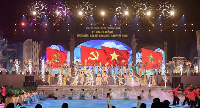 Tượng đài Bác Hồ với quần chúng nông dân Việt Nam được khánh thành