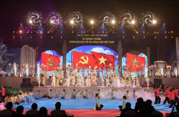 Tượng đài Bác Hồ với quần chúng nông dân Việt Nam được khánh thành