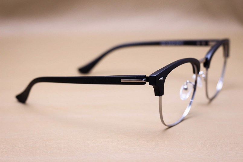 Cận bao nhiêu độ nên đeo kính? Nên đeo thường xuyên không?